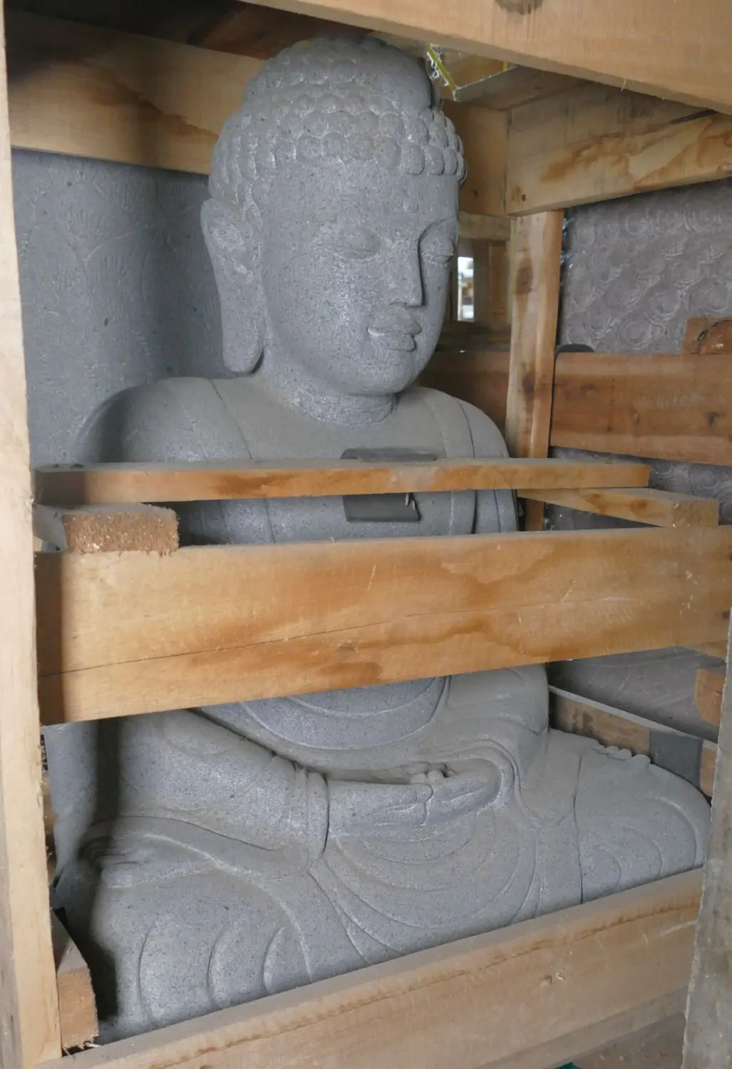  Product image 2 of the product “Seated Buddha made of high value riverstone with the hand gesture “meditation”, height 74cm. Stonemason’s work ”